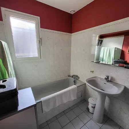 Agreable Maison 2 Avec Pisicine Et Stationnement Dans Un Quartier Calme - Fr-1-92-947 בית נופש *